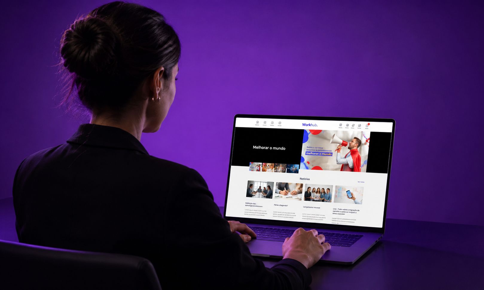 Profissional acessando o portal Workhub em um notebook