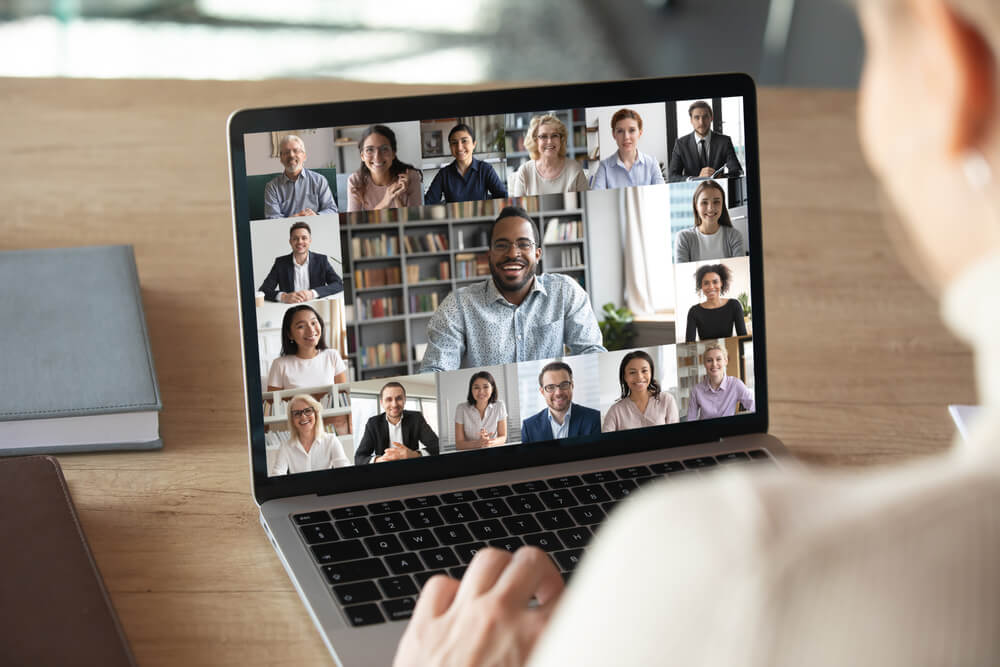 videochamada entre colaboradores de uma empresa, representando a comunicação interna home office