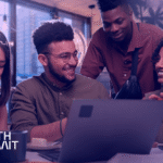 Equipe diversa reunida em ambiente colaborativo, analisando conte&uacute;dos no notebook durante o South Summit, representando troca de ideias, inova&ccedil;&atilde;o e trabalho em equipe.