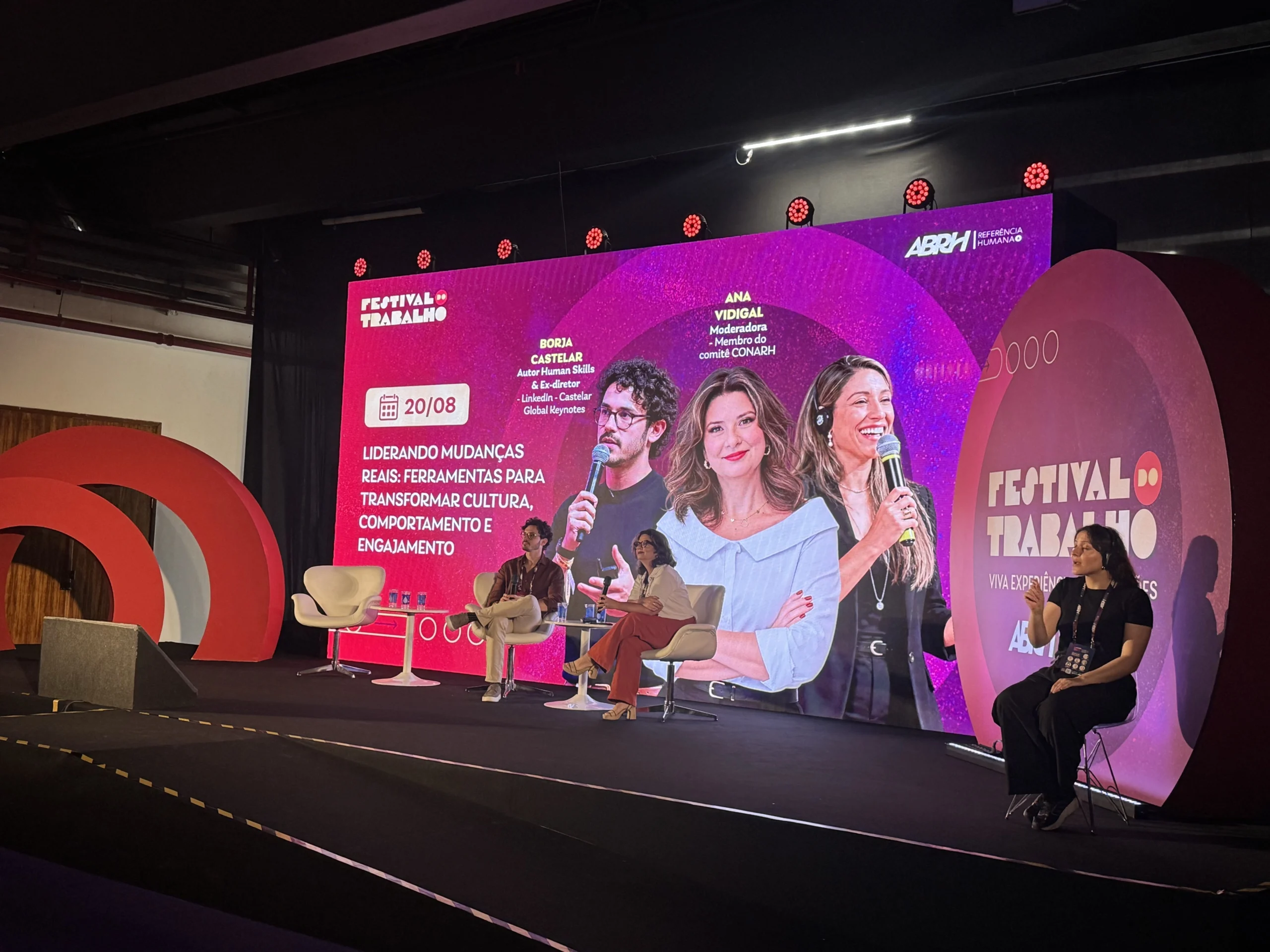 Borja Castelar durante palestra sobre fluxos de trabalho, organogramas e futuro das organizações no CONARH 2026