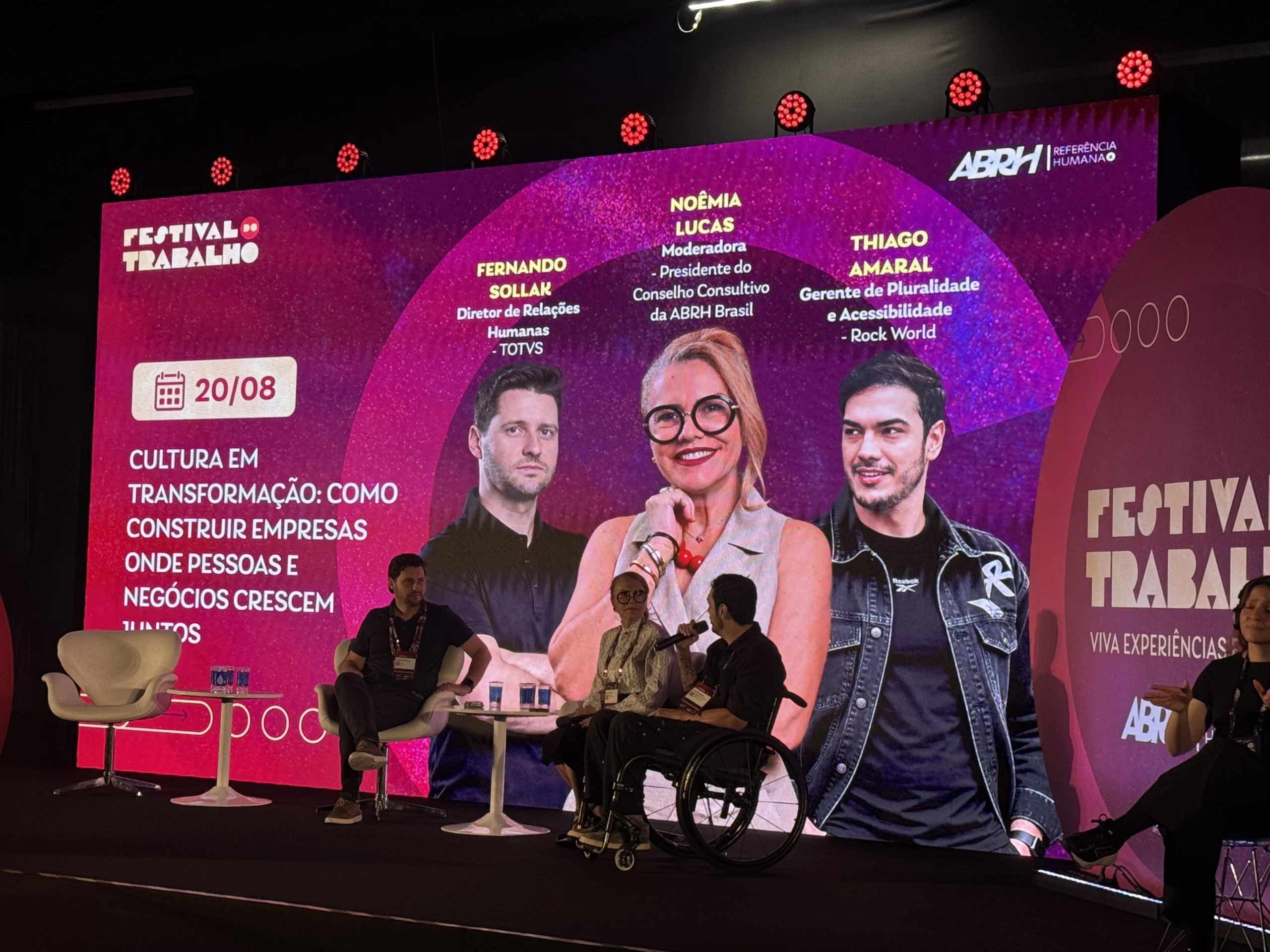 Fernando Sollak e Thiago Amaral durante painel sobre Inteligência Humana, inteligência artificial e cultura de inovação no RH no CONARH 2026