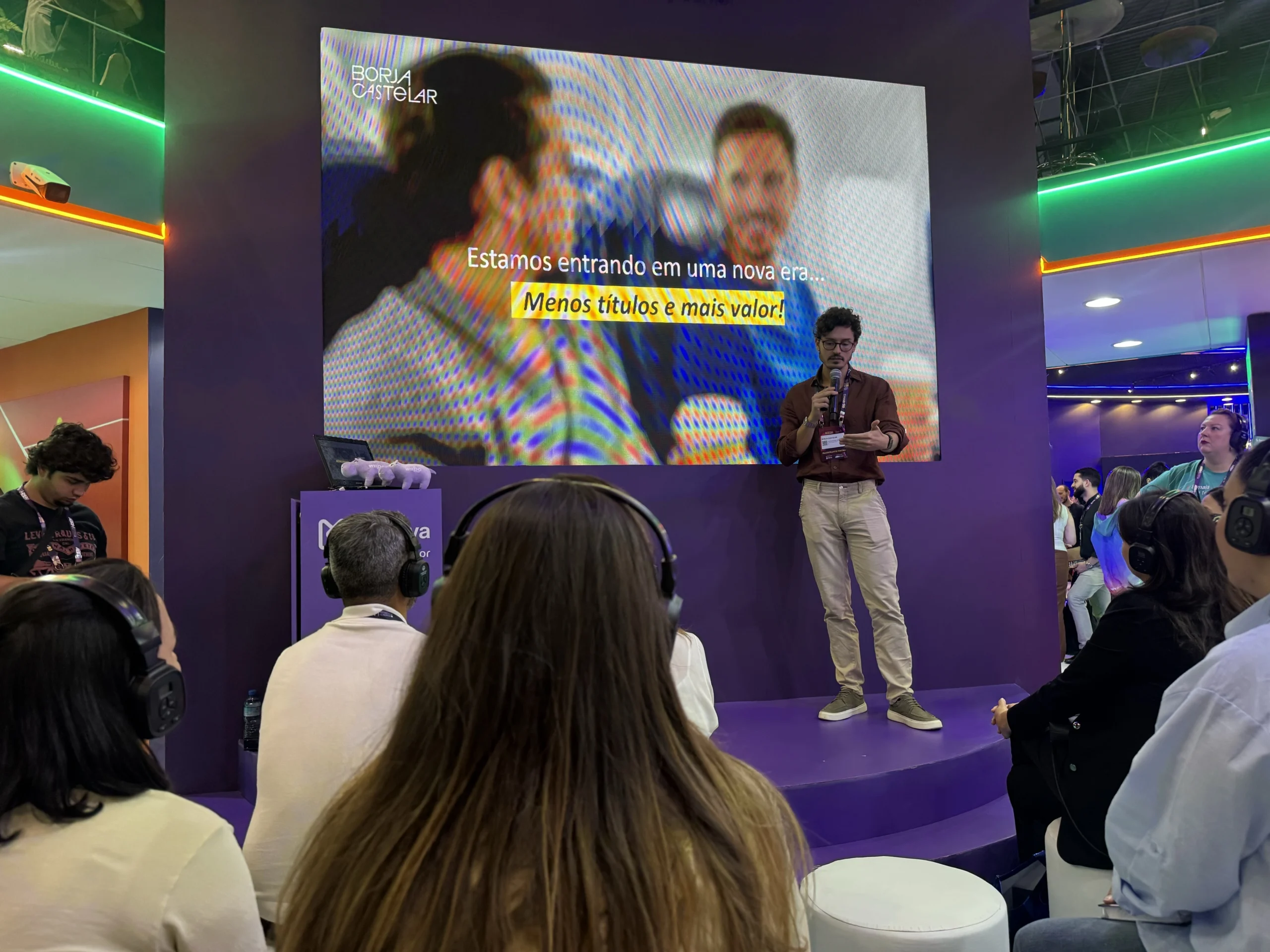 Borja Castelar durante palestra sobre habilidades humanas, inteligência artificial generativa e empregabilidade para profissionais de RH